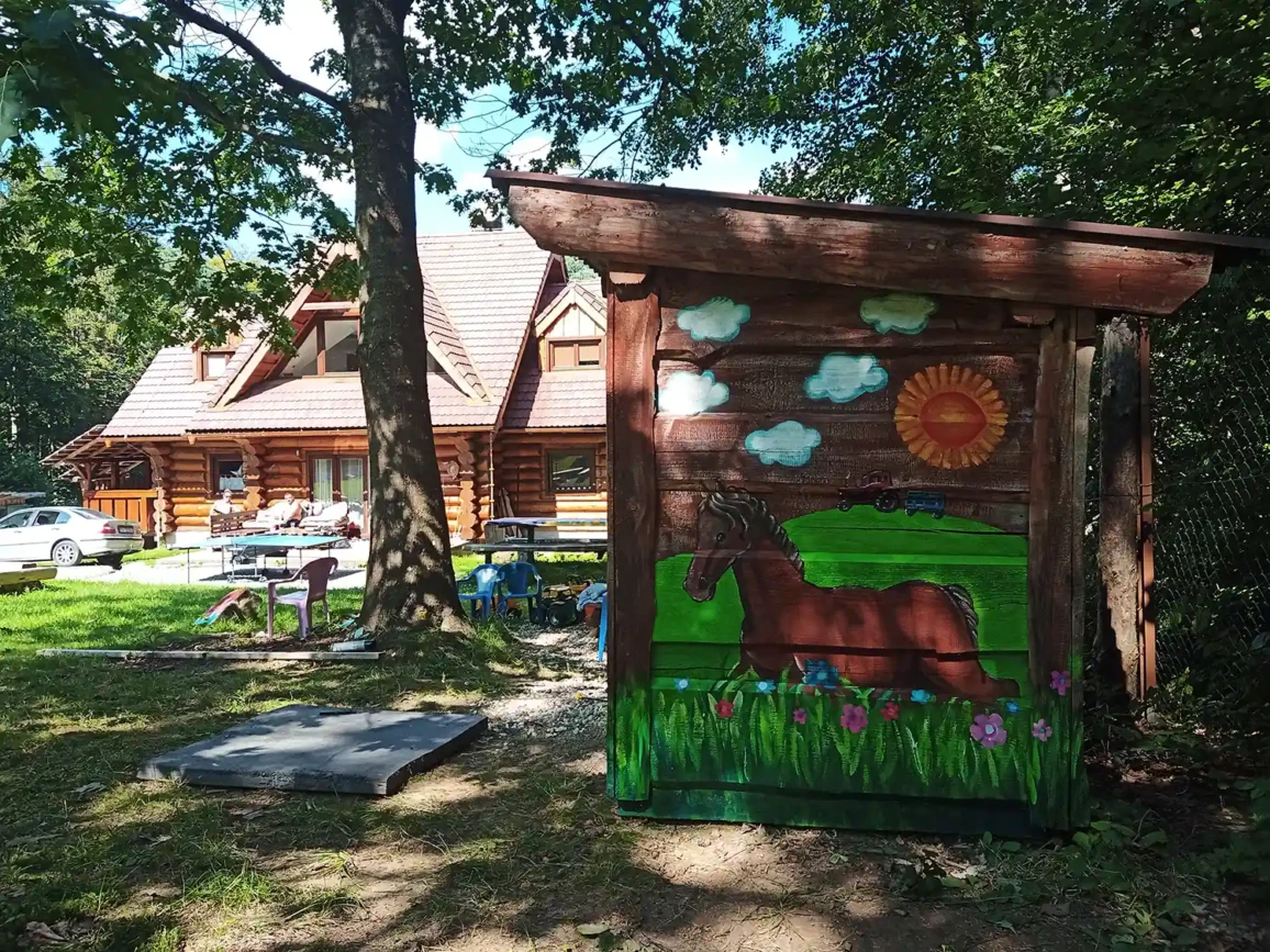 Malba na stenu Drevena budka na ranci 13